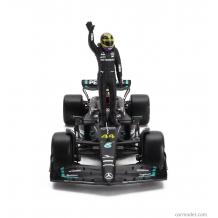Метална кола Mercedes-AMG F1 W14 E Performance Team Mercedes-AMG Petronas Formula One Team Lewis Hamilton Season 2023 with standing pilot figure - Bburago 1:24